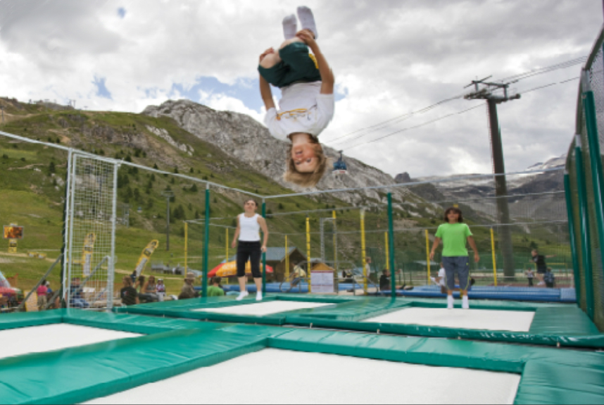 Allier la montagne et le ciel, facile avec le trampoline ! Photo : Tignes