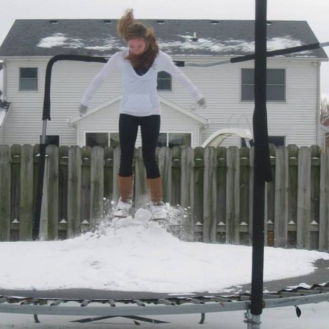 trampoline sous la neige